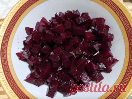 Приготовила винегрет по рецепту из бабушкиной тетради. Продукты те же, но заправка другая, поэтому и вкуснее. | Жизнь по-деревенски | Яндекс Дзен