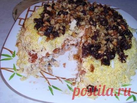 Салат с лососем, грецкими орехами и черносливом «Посольский»