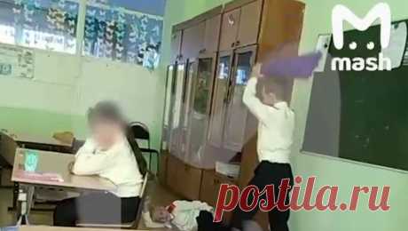 В Хабаровске школьник избил мальчика спортивным ковриком и попал на видео. В Хабаровске прокуратура проведет проверку после того, как школьник избил одноклассника спортивным инвентарем в классе. Об этом сообщает Telegram-канал Mash. Инцидент произошел в учебном учреждении N16 и попал на видео. На кадрах заметно, ...