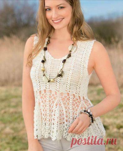 Бежевый топ, связаный крючком двумя ажурными узорами. | петелики