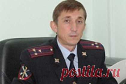 Замглавы ГИБДД Башкирии из дела о взятках на миллиард рублей спрятал 15 часов. Сотрудники правоохранительных органов изъяли у замглавы ГИБДД Башкирии Эльвира Сагитова коллекцию из 15 дорогих часов, которые он спрятал в сейфе. Экземпляр, похожий на часы марки Patek Philippe, чья стоимость может достигать 300 тысяч евро, отправлен на экспертизу, чтобы определить его подлинность.