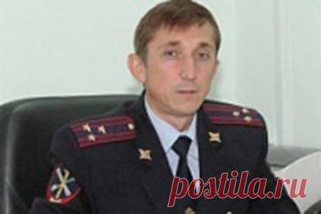Замглавы ГИБДД Башкирии из дела о взятках на миллиард рублей спрятал 15 часов. Сотрудники правоохранительных органов изъяли у замглавы ГИБДД Башкирии Эльвира Сагитова коллекцию из 15 дорогих часов, которые он спрятал в сейфе. Экземпляр, похожий на часы марки Patek Philippe, чья стоимость может достигать 300 тысяч евро, отправлен на экспертизу, чтобы определить его подлинность.