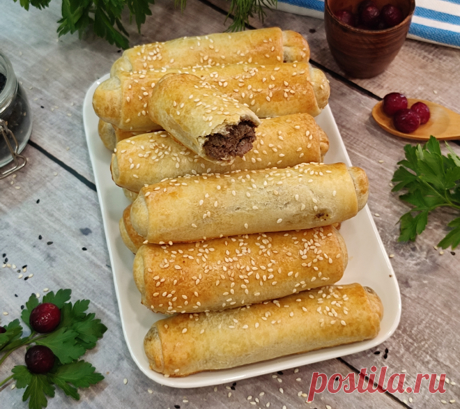 Вэрзэрэ с печëнкой и грибами - рецепт автора Elfooboo/Анастасия Королевская  Вэрзэрэ - это молдавские пирожки-трубочки с разнообразными начинками, чаще всего готовят такие пирожки с квашеной капустой, и мы с вами их уже готовили, было безумно вкусно 🙂, сегодня предлагаю печеночную начинку с ароматными лесными грибами 🤗🤗🤗. 

#вэрзэрэ #молдавскиепирожки #пирожкитрубочки #вэрзэрэспеченкой #сгрибами
