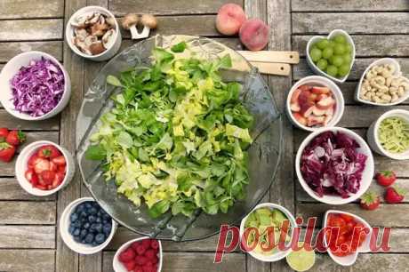 Диетолог назвала идеальные продукты для похудения 
Специалист включила в этот список наименее калорийные овощи: кабачки, баклажаны, огурцы, помидоры. Дело в том, что они состоят большей частью из воды и клетчатки, которые быстро создают ощущение сытости. К таким продуктам также относится зелень.
