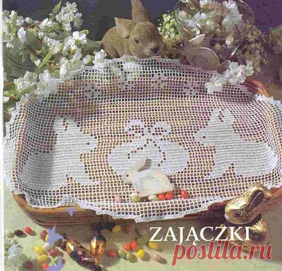 ​Салфеточка к Пасхе с зайками и яичком Салфеточка к Пасхе с зайками и яичкомСалфеточка к Пасхе с зайками и яичком выполнена в филейной технике.То же самое можно вышить крестиком. Получатся контуры в стиле монохром.