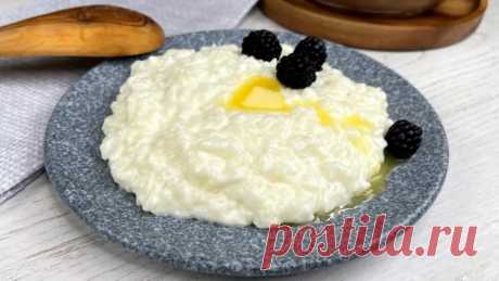 Рисовую КАШУ готовлю только так. Дети просят на завтрак.
Приготовить вкусную рисовую кашу очень легко. Давайте приступим!
Ингредиенты:
 Круглозерный рис — 1 стакан
 Молоко — 4-6 стаканов (в зависимости от времени подачи)
 Соль — 1/2 чайной ложки
 Сахар — 3 чайные ложки (по вкусу)
 Сливочное масло — 1 кусочек (по вкусу)
 Ягоды или фрукты — по желанию

Приготовление:
1. Промывание риса:
- Отмерьте 1 стакан круглозерного риса и отправьте его в сотейник.
- Промойте рис до проз...