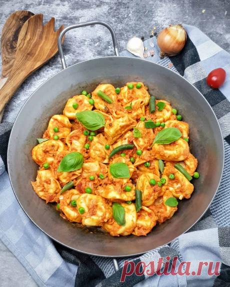 One Pot Tortellini mit Tomaten-Sahne-Soße, ein einfaches und schnelles Rezept. Das perfekte Feierabendessen für jeden Tag. Die Tortellini werden in der Tomaten-Sahne-Soße gegart und so benötigst du nur einen Topf oder eine Pfanne.  Du kannst