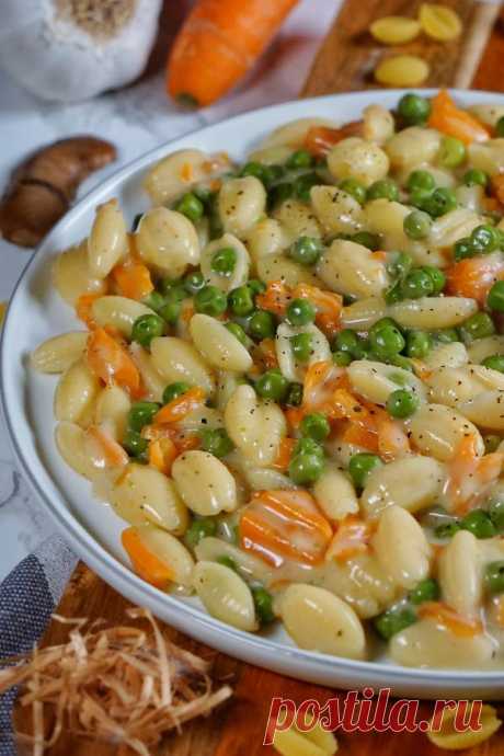 One Pot Pasta mit Erbsen und Möhren - schnelles Rezept (20 Min.)