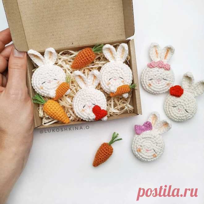 PDF Брошь Зайка крючком. FREE crochet pattern; Аmigurumi animal patterns. Амигуруми схемы и описания на русском. Вязаные игрушки и поделки своими руками #amimore - маленькая брошка в виде зайки, заяц, аксессуар зайчик, кролик, зайчонок, крольчонок.