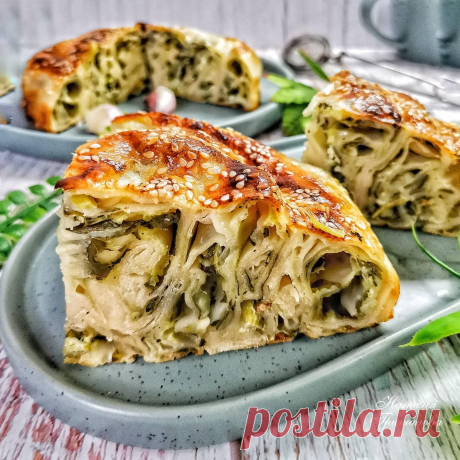 Слоеный пирог (Бёрек) с шпинатом, творогом и моцареллой. 
Вытяжное тесто. 
Вес 1790г, кбжу 200/11/9/19.

Тесто:
Пшеничная мука-500г
Теплая вода-250г
Соль-1.ч.л
Раст. масло для смазывания-50г

 Творожная начинка:можно больше! 
Творог5%-515г
Моцарелла-260г
Шпинат-300г
Соль по акусу
Чеснок-1зубчик

  Для смазывания
 Яйцо С2-40г
 Сметана15%-50г
  
  Как сделать вытяжное тесто:
  Обычно, в это тесто добавляют растительно масло,  я не стала, потому что много масла идет на смазыв...