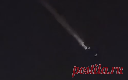 Над Казанью заметили светящийся объект. Видео. Жители Казани вечером 10 ноября заметили в небе светящийся объект, который оставлял за собой яркий след, передает Inkazan.