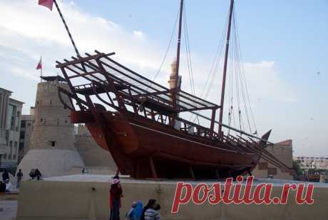 местный краеведческий музей. Мне там понравилось. Много экспонатов, рассказывающих о жизни бедуинов, их быте. Сделано хорошо, с любовью к своей истории. 
Арабская лодка с интересными веслами. А за ней сам музей.