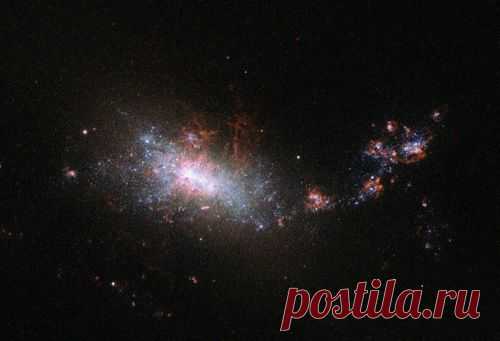 Астрономы обнаружили галактику, уничтожающую саму себя