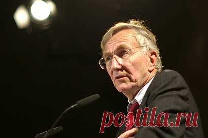 Херш рассказал об отчитавшем Зеленского главе ЦРУ. Президент Украины Владимир Зеленский получил выговор от главы ЦРУ Уильяма Бернса за то, что чиновники и генералы разъезжают по Киеву на новых автомобилях Mercedes. Об этом журналист Сеймур Херш рассказал в эфире программы Going Underground. Американская сторона передала украинскому президенту список из 35 человек.