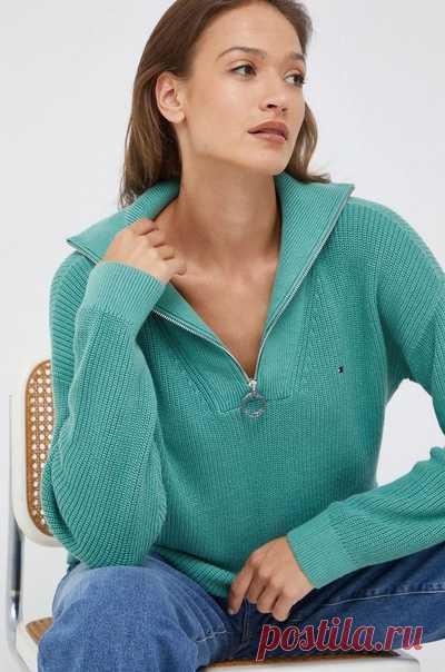 Свитера с воротником-поло

Модель свитера(1и 2 фото) - бренд Tommy Hilfiger.

Весь свитер связан полупатентной резинкой, а планки и воротник - резинкой 1х1. У свитера спущенное плечо, покрой оверсайз.

Третий свитер - российского бренда APERO
В этом свитере использована достаточно толстая пряжа, а воротник связан резинкой в два слоя, поэтому он хорошо держит форму и 