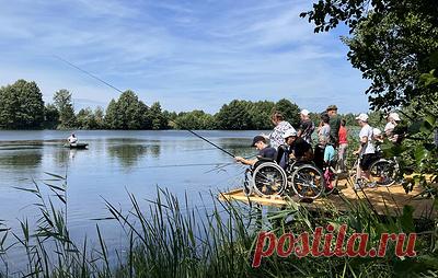 "Рыбалка без границ". Как вернуть активный образ жизни, оказавшись в инвалидной коляске. Шесть лет назад Сергей Жбанов попал в серьезное ДТП. Врачам пришлось оперировать его семь раз, мужчине вшили металлическую конструкцию в сломанный позвоночник, надежд на благоприятный исход почти не было. И Сергей выжил. В инвалидной коляске он заново научился жить и придумал проект "Рыбалка без границ", чтобы помогать инвалидам и дальше заниматься любимым хобби