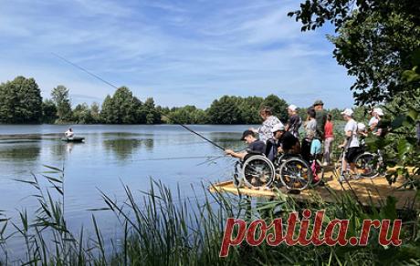 &quot;Рыбалка без границ&quot;. Как вернуть активный образ жизни, оказавшись в инвалидной коляске. Шесть лет назад Сергей Жбанов попал в серьезное ДТП. Врачам пришлось оперировать его семь раз, мужчине вшили металлическую конструкцию в сломанный позвоночник, надежд на благоприятный исход почти не было. И Сергей выжил. В инвалидной коляске он заново научился жить и придумал проект &quot;Рыбалка без границ&quot;, чтобы помогать инвалидам и дальше заниматься любимым хобби