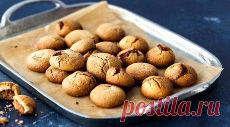 Изумительное арахисовое печенье с шоколадной начинкой - ПУТЕШЕСТВУЙ ПО САЙТУ. Под слоем теста с арахисовым маслом скрывается шоколадный брауни. Получается сложный, насыщенный вкус. ИНГРЕДИЕНТЫДля теста 1: 1 стакан муки 120 г горького шоколада 170 г сливочного масла 200 г сахара 200 г коричневого сахара 2 яйца 1 ч. л. ванильного экстракта Для теста 2: 2,5 стакана муки 220 г сливочного …