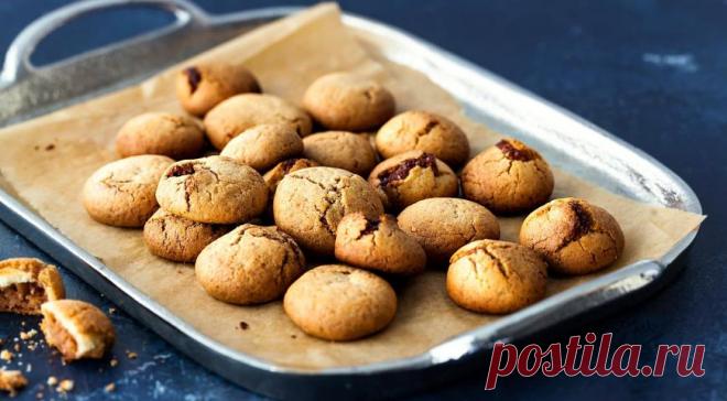 Изумительное арахисовое печенье с шоколадной начинкой - ПУТЕШЕСТВУЙ ПО САЙТУ. Под слоем теста с арахисовым маслом скрывается шоколадный брауни. Получается сложный, насыщенный вкус. ИНГРЕДИЕНТЫДля теста 1: 1 стакан муки 120 г горького шоколада 170 г сливочного масла 200 г сахара 200 г коричневого сахара 2 яйца 1 ч. л. ванильного экстракта Для теста 2: 2,5 стакана муки 220 г сливочного …