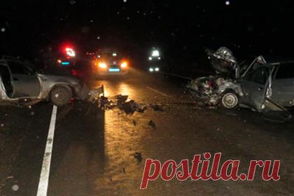 В Крыму в результате столкновения легковушек пострадали 10 человек. В Крыму десять человек получили травмы в результате ДТП на трассе Нижнегорск — Белогорск, среди пострадавших есть дети. Трех человек сразу госпитализировали, еще семь граждан позднее сами обратились за медицинской помощью. Началась доследственная проверка. Всем пострадавшим назначена судебно-медицинская экспертиза.