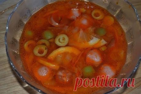 Суп-солянка, очень вкусная!

Суп-солянка пошаговый рецепт — очень простой рецепт. Его приготовление занимает минимум времени и сил. Кроме того, в качестве мясного компонента можно использовать то, что есть под рукой: сосиски, сардельки, колбасу различных сортов, говядину или свинину. В данном рецепте я использую сосиски.

Ингредиенты:

Сосиски — 2 шт.
Лук — 1 шт.
Морковь — 2 шт.
Картофель -2 шт.
Огурцы корнишоны — 5 шт.
Оливки — 1 банка
Лимон — 4 кружочка
Подсолнечное масл...