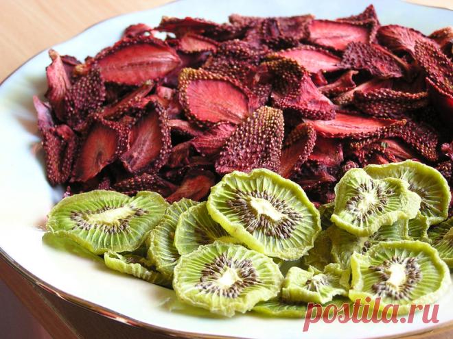 Как правильно сделать вяленые фрукты в домашних условиях Подробное описание способов приготовления вяленых фруктов. Как правильно вялить фрукты в домашних условиях. Как делают сухофрукты из ягод. Специфика сушки в сушилке, духовке, и на солнце.