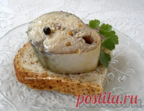 Рецепт маринованной скумбрии - рецепт с фото Скумбрия - очень вкусная и полезная рыба. Ее можно готовить разными способами. Многим нравится маринованная скумбрия. Предлагаю один из рецептов приготовления маринованной скумбрии. Это очень вкусная, пикантная закуска, подавать её можно как в горячем, так и в холодном виде.