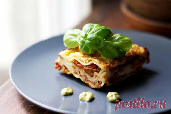 Мясная лазанья с грибами и соусом бешамель / Простые рецепты