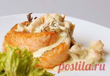 Семга с грибным соусом.