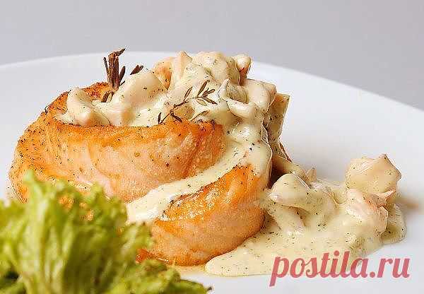 Семга с грибным соусом.