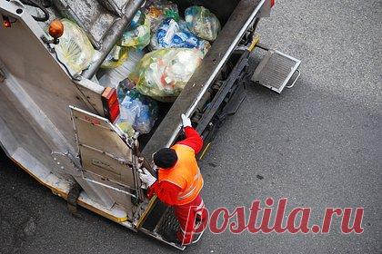 Упавшую в мусоровоз женщину спасли при помощи пожарного крана. Женщину из Британии спасли из мусоровоза, в который она выпала из мусорного бака. Спасателям удалось вытащить ее при помощи пожарного крана. Пострадавшая сказала, что упала в бак, когда выбрасывала мусор. Она получила незначительные травмы. Неизвестно, сколько времени женщина провела в баке.