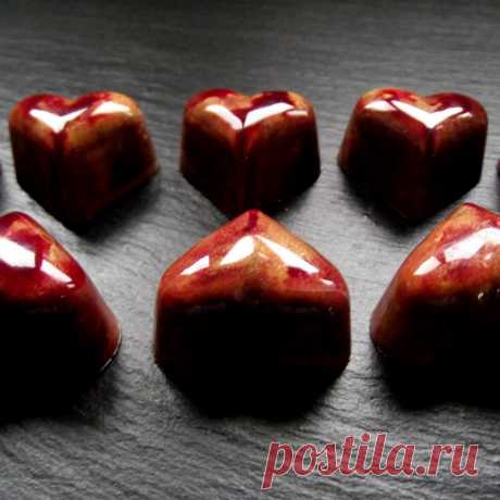 Kirsch-Rum-Pralinen Der Kirsch-Rum ist entstanden, indem ich Kirschen für zwei Wochen in Rum eingelegt habe. Da ich die Kirschen auch gerne in den Pralinen verarbeiten wollte, sie aber zu vollgesogen mit dem Rum waren und es ohne eine zusätzliche Fondanthülle wohl nicht funktioniert hätte, habe ich sie kurzerhand getrocknet. 