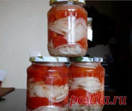 Закуска из помидоров с луком к шашлыку.
Вот это закуска! Густая часть закуски идеально гарнирует шашлык, а маринадом поливается мясо при жарке. Подойдет для мясных блюд и просто как отдельное блюдо.
Ингредиенты:
- 15 крупных астраханских помидоров,
- 15 молодых луковиц,
- 2-3 головки чеснока.
На 1 литр маринада:
- 1 столовая ложка растительного масла,
- 2 столовые ложки уксуса,
- 2 столовые ложки сахара,
- 2 столовые ложки соли,
- ½ таблетки аспирина,
- лавровый лист, перец горошком, душистый