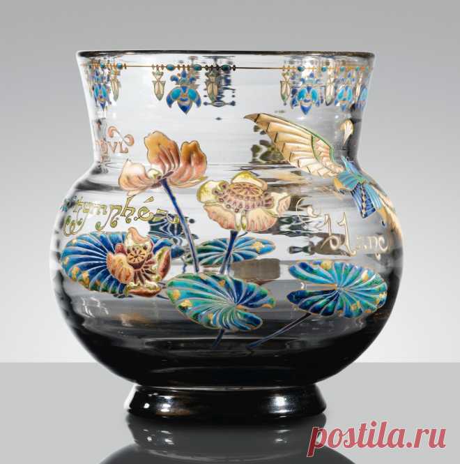 Emile Gallé
VASE PARLANT AUX NYMPHÉAS, VERS 1889
AN ENAMELLED AND GILT GLASS VASE PARLANT, CIRCA 1889. SIGNED, INSCRIBED AND WITH ITS ORIGINAL LABEL
verre, décor émaillé et doré
Signature E. Gallé Nancy gravée et E G Nancy accompagné de la croix de Lorraine dans un hanneton à l'or, porte une étiquette originale Faïences et verreries d'art Emile Gallé Nancy Paris n. 17646 et porte les inscriptions Je suis messager de bonheur au revers et Bonheur au nymphéa blanc sur le flan...