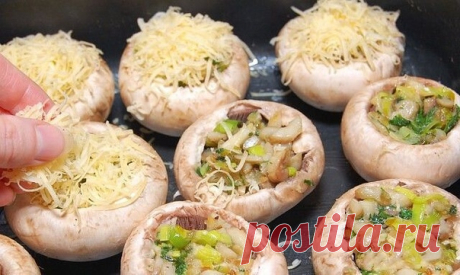 ФАРШИРОВАННЫЕ ШАМПИНЬОНЫ, ЗАПЕЧЕННЫЕ ПОД СЫРОМ