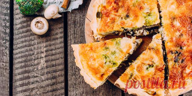 Сочетайте курицу с грибами, овощами, сыром или зеленью и угощайте близких сытными и ароматными пирогами. 1. Пирог с курицей и грибами Ингредиенты 8 куриных бёдрышек без кости и шкурки; 1 столовая ложка растительного масла; 8 полосок копчёного бекона; 1 луковица; 250 г шампиньонов; ¼ пучка тимьяна; - 1 апреля - 43595662413 - Медиаплатформа МирТесен