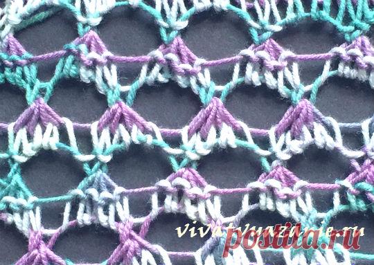 Двусторонний ажурный узор спицами: описание Этот необычный двусторонний ажурный узор по виду напоминает крупную сетку и слегка смахивает на узор, вязаный крючком. Подробное описание узора.