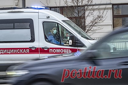 Пьяная россиянка сбросила с балкона семимесячную внучку. В городе Кстове Нижегородской области 54-летняя женщина сбросила с балкона квартиры на третьем этаже свою семимесячную внучку. Девочка упала на снежную шапку козырька магазина и осталась жива. В отношении россиянки возбудили уголовное дело по статье о покушении на жизнь маленького ребенка.