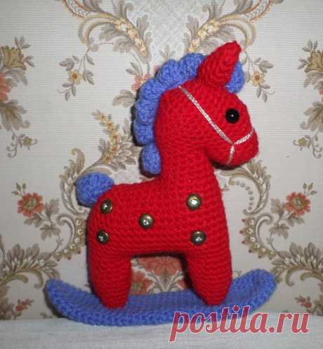 Рождественская лошадка, связанная крючком.