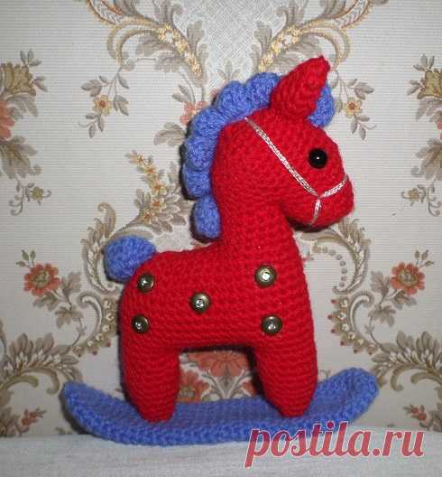 Рождественская лошадка, связанная крючком.