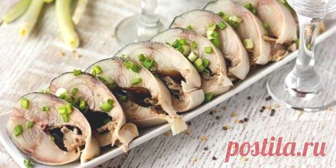 7 способов быстро и вкусно засолить скумбрию в домашних условиях - Лайфхакер Эти важные правила и потрясающие рецепты позволят вам засолить скумбрию идеально. Попробуйте, и вы перестанете покупать солёную рыбу.