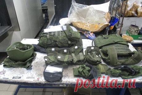 Россиянка организовала поставки военной экипировки в США и попала под следствие. В Ростове-на-Дону задержали 48-летнюю местную жительницу, организовавшую контрабанду военной продукции в США. Таможенники обнаружили 34 посылки с 70 предметами военной амуниции. В них были бронежилеты, бронешлемы и противоосколочные очки. В документах женщина писала, что отправляет товары гражданского назначения.