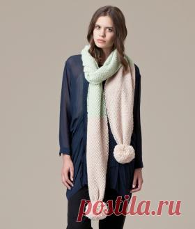 Двухцветный шарф с большими помпонами Стильный шарф спицами для женщин или девушек, связанный из довольно толстой шерстяной пряжи двух замечательных нежных оттенков. Вязание шарфа...
