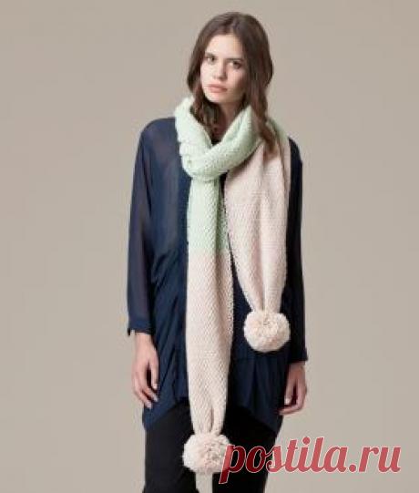 Двухцветный шарф с большими помпонами Стильный шарф спицами для женщин или девушек, связанный из довольно толстой шерстяной пряжи двух замечательных нежных оттенков. Вязание шарфа...