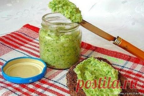 ЧЕСНОЧНЫЕ СТРЕЛКИ ВПРОК 
Чесночные молодые стрелки — 500 г 
Соль — 0,5 ч. л. 
Масло сливочное — 200 г. 
Собранные с чеснока стрелки хорошо помыть и удалить жёсткую часть. Как это сделать стрелочка вам подскажет сама. Мягкая часть стрелки хорошо обламывается при нажатии, а уже огрубевшая часть просто заламывается. 
Затем выложить на бумажное полотенце, чтобы убрать лишнюю влагу. 
Когда стрелки обсохнут, произвольно их нарежем. 
В чашу блендера положим чесночные стрелки, добавим соль, масло и вс