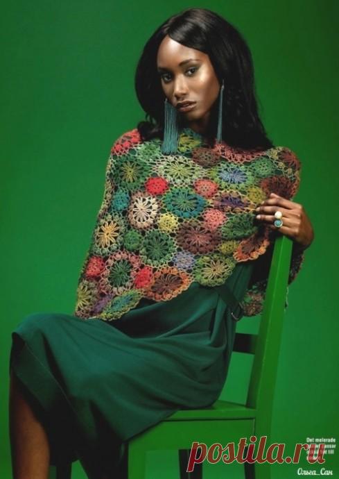 Шаль, связанная крючком из ажурный мотивов.
