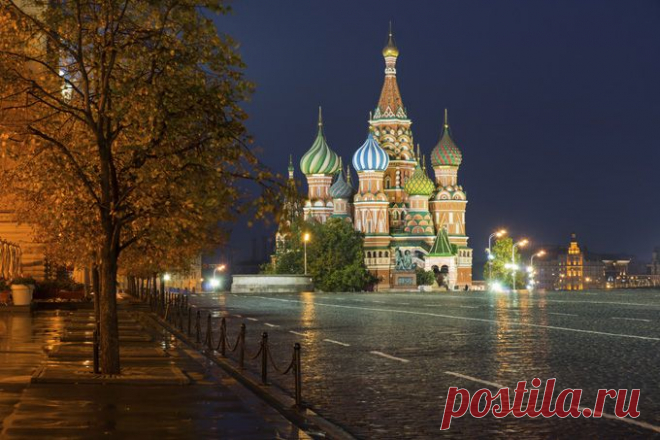 Про главную площадь страны, место великих событий, знают все, и либо уже побывали на ней, либо очень хотят. Свое нынешнее название площадь получила в 17 веке, и красная она не за цвет кремлевских стен, а потому что красивая. Шедевр русской архитектуры храм Василия Блаженного, Лобное место, с которого оглашали царские указы, здание ГУМа со стеклянной крышей работы Шухова, памятник Минину и Пожарскому — на Красной площади любая постройка заслуживает отдельного разговора, а все вместе находится под