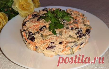 Салат с курицей, фасолью и морковью по-корейски Простой в приготовлении и очень вкусный салат с удачным сочетанием ингредиентов. Подходит для любого застолья, очень нравится гостям.Ингредиенты:куриное филе – 200 гр.;фасоль красная – 200 гр.;огурцы маринованные – 2 шт.;морковь по-корейски – 100 гр.;майонез – 3 ст.л.Приготовление:Куриное...