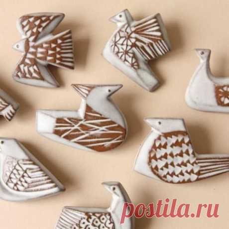 BIRDS' WORDS/bird tile brooch/B dieci｜online shop | Ceramic birds, Handmade ceramics, Pottery animals