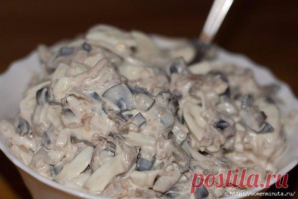 Салат из баклажан с маринованным луком.